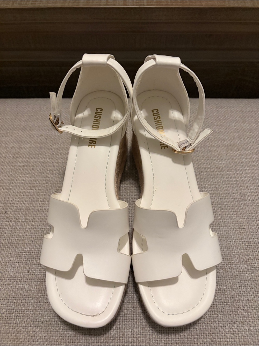 Cushionaire Charlie white wedge sandals, size 8.